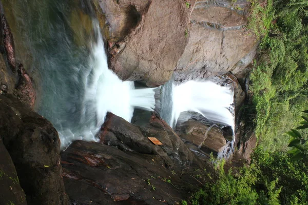 Małe Wodospady Przepływające Przez Skały Przyrodzie — Zdjęcie stockowe