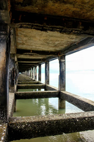 Denizde beton köprü.