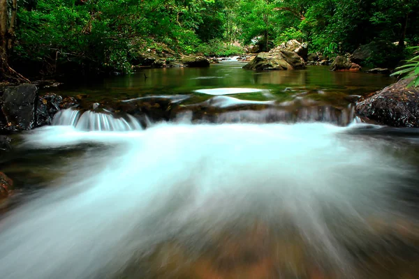 Kleiner Wasserfall Der Der Natur Über Felsen Fließt — Stockfoto