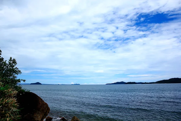 Горы Море Облака Голубом Небе — стоковое фото