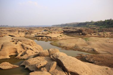 İzini sürmek-in su aşınmış kayalar.