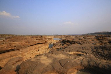 İzini sürmek-in su aşınmış kayalar.
