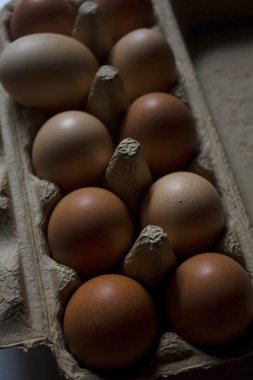 Kağıt kutusu üzerinde fazla yumurta vardır.
