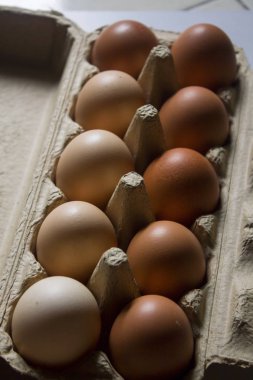 Kağıt kutusu üzerinde fazla yumurta vardır.
