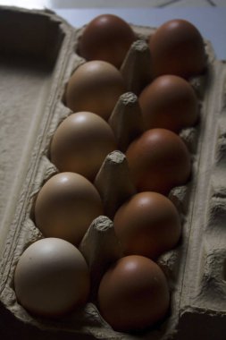 Kağıt kutusu üzerinde fazla yumurta vardır.