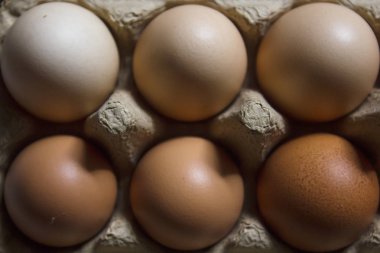 Kağıt kutusu üzerinde fazla yumurta vardır.