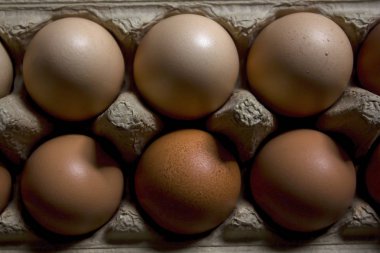 Kağıt kutusu üzerinde fazla yumurta vardır.