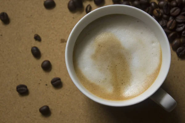 Susu Busa Dalam Cangkir Kopi Dan Biji Kopi — Stok Foto