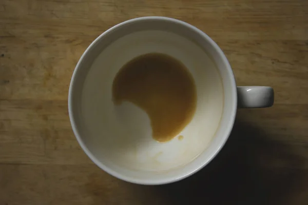 Пятна Кофе Белой Чашке Деревянном Полу — стоковое фото