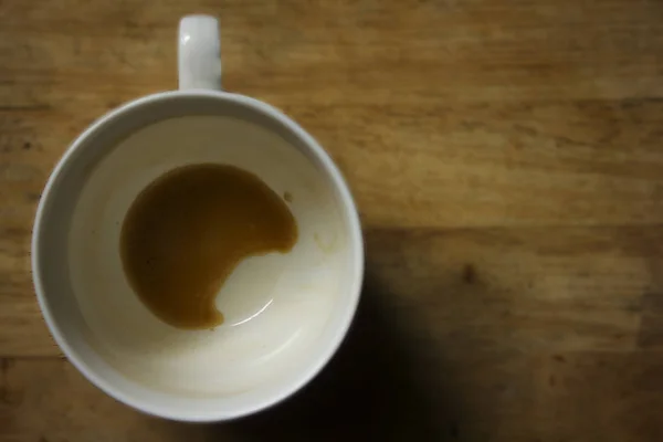 Kaffeeflecken Einer Weißen Tasse Auf Einem Holzboden — Stockfoto