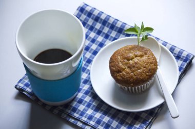 Kumaş üzerine beyaz cam ve muz pasta siyah kahve.