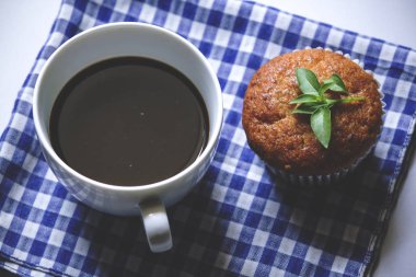 Kumaş üzerine beyaz cam ve muz pasta siyah kahve.