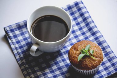 Kumaş üzerine beyaz cam ve muz pasta siyah kahve.