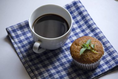 Kumaş üzerine beyaz cam ve muz pasta siyah kahve.