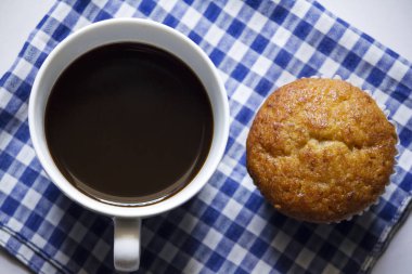 Kumaş üzerine beyaz cam ve muz pasta siyah kahve.