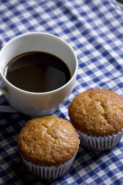 Kumaş üzerine beyaz cam ve muz pasta siyah kahve.