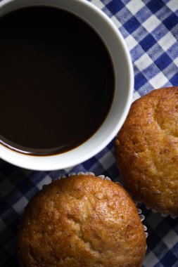 Kumaş üzerine beyaz cam ve muz pasta siyah kahve.