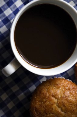 Kumaş üzerine beyaz cam ve muz pasta siyah kahve.