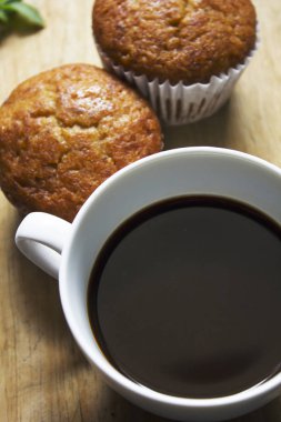 Siyah kahve beyaz cam ve gofret ahşap üzerine yerleştirilen.