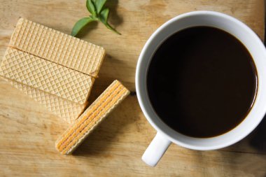 Siyah kahve beyaz cam ve gofret ahşap üzerine yerleştirilen.