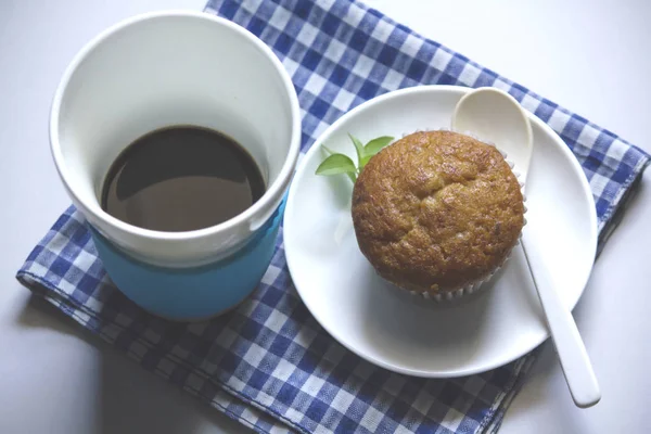 Café Preto Vidro Branco Bolo Banana Pano — Fotografia de Stock