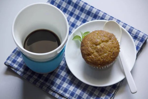 Schwarzer Kaffee Weißem Glas Und Bananenkuchen Auf Tuch — Stockfoto