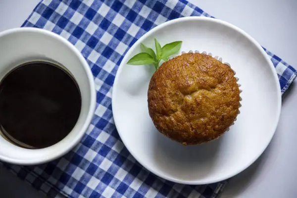 Kumaş üzerine beyaz cam ve muz pasta siyah kahve.