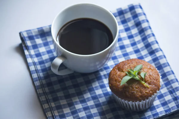 Kumaş üzerine beyaz cam ve muz pasta siyah kahve.