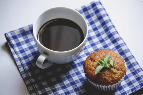 Kumaş üzerine beyaz cam ve muz pasta siyah kahve.