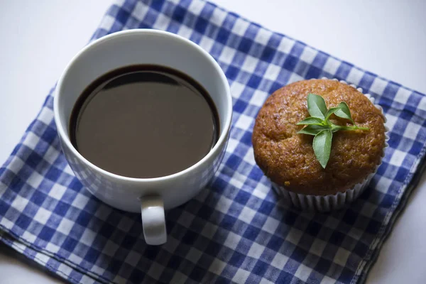 Kumaş üzerine beyaz cam ve muz pasta siyah kahve.