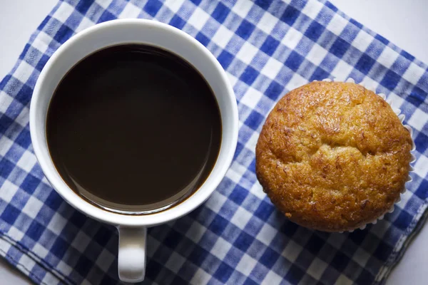 Kumaş üzerine beyaz cam ve muz pasta siyah kahve.