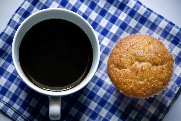 Kopi Hitam Dengan Kaca Putih Dan Kue Pisang Dengan Kain — Stok Foto