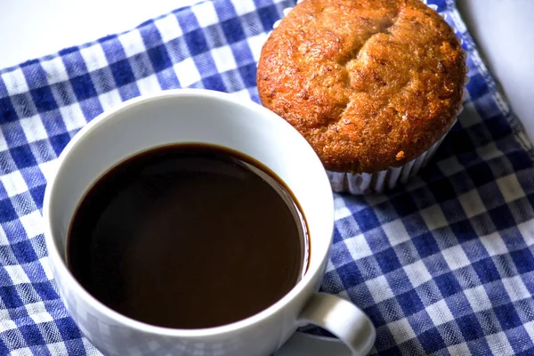 Kumaş üzerine beyaz cam ve muz pasta siyah kahve.
