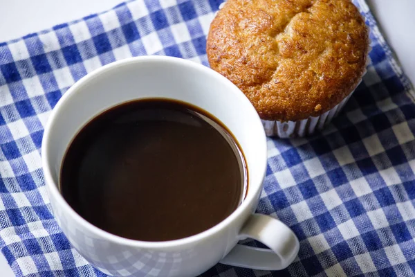 Kumaş üzerine beyaz cam ve muz pasta siyah kahve.