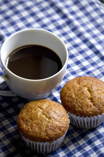 Kumaş üzerine beyaz cam ve muz pasta siyah kahve.