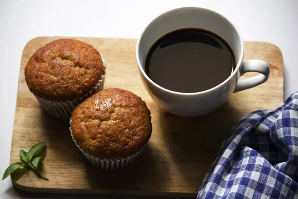 Svart Kaffe Vitt Glas Och Banana Cake Sätta Trä — Stockfoto