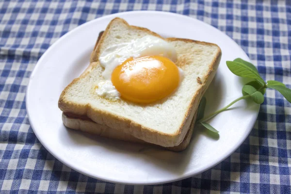 Ovos Pão Estão Prato Branco — Fotografia de Stock