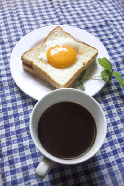 Sázené Vejce Toastu Černá Káva Skle — Stock fotografie