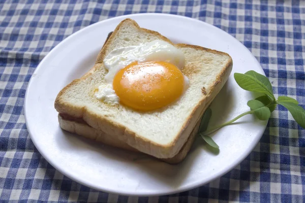 Die Eier Auf Dem Brot Sind Einem Weißen Teller — Stockfoto