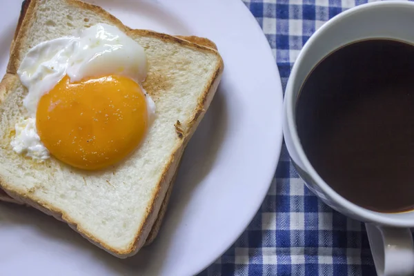 Sahanda Yumurta Ekmek Bir Bardak Siyah Kahve — Stok fotoğraf