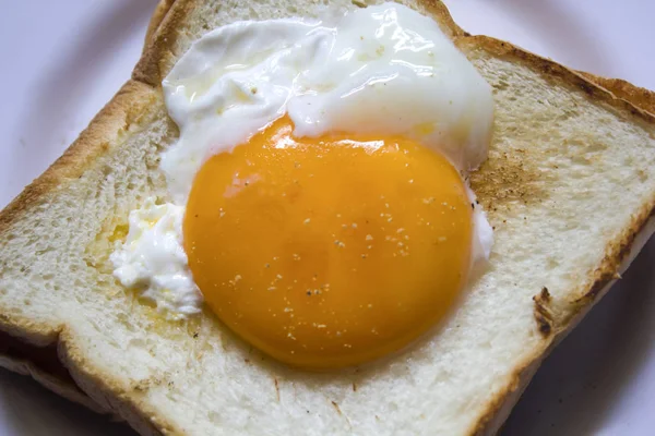Ovos Pão Estão Prato Branco — Fotografia de Stock