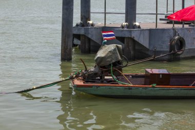 Arkadaki tekne motoru.