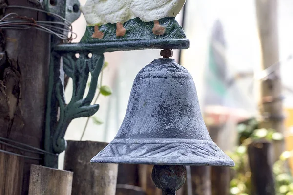 Una Vieja Campana Bronce Fue Colgada Poste Madera — Foto de Stock