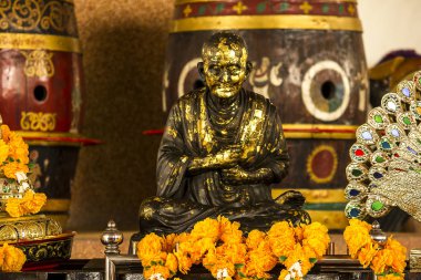 Bir keşiş bronz heykeli