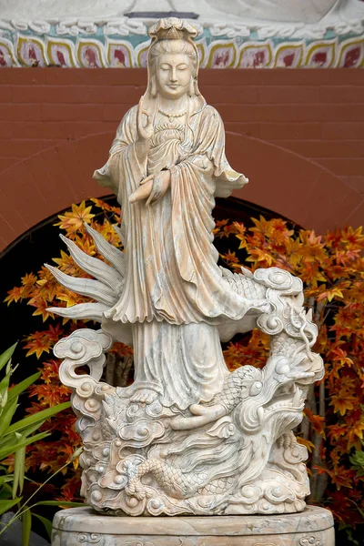 Guanyin Rzeźbione Białego Marmuru — Zdjęcie stockowe
