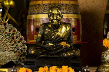 Meditasyon bir keşiş bronz heykeli.