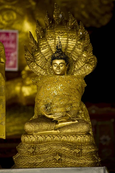 Arany Buddha Borított Arany Ruhába — Stock Fotó