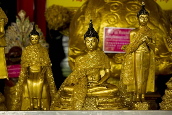 Arany Buddha Borított Arany Ruhába — Stock Fotó