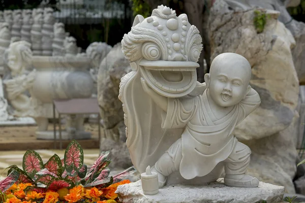 白い大理石から作られた中国の僧の像 — ストック写真