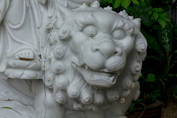 从大理石雕刻的狮子头 — 图库照片